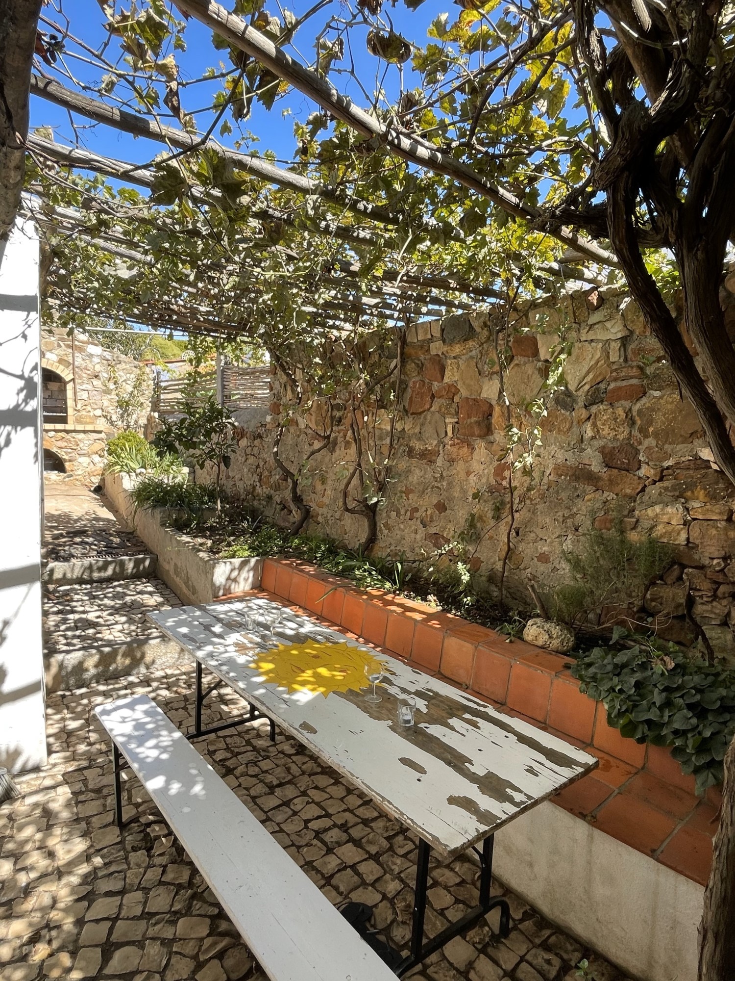 Patio oben mit Weg zum Grill